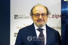 마시모 주끼 제품 위에 제품 뒤에 담긴 꿈을 팔아야죠