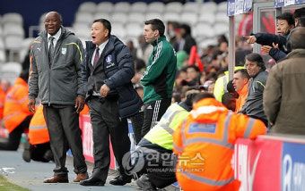 <한.코트디부아르축구> 작전 지시하는 허정무 감독