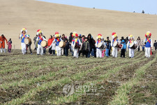 보리 밟으며 봄맞이