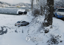 춘삼월 폭설..논바닥에 추락한 택시