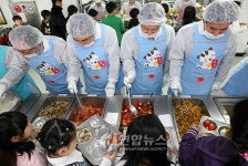 무상급식 배식하는 야당 의원들과 경기교육감