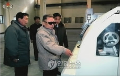 北김정일, 희천시 산업시설 현지지도