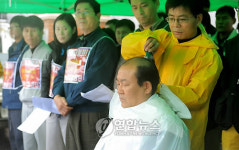금속노조 경남지부장, 대림차 사태 해결촉구 삭발