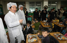 정세균 대표, 무상급식학교 방문