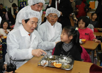 정세균 대표, 무상급식학교 방문