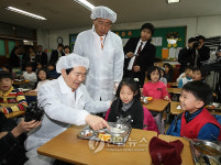 정세균 대표, 무상급식학교 방문