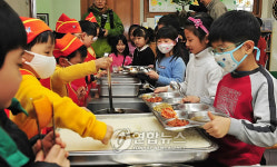 무상급식하는 관문초등학교