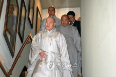나눔의집 찾은 조계종 총무원장