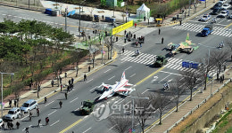 도로 달리는 전투기