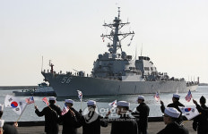 독수리 훈련 참가 美 함정 동해항 입항