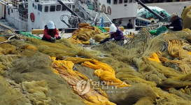 어구손질하는 어민들