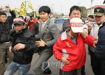국방장관 차량 막는 제주 강정주민