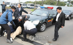 국방장관 차량 막는 제주 강정주민