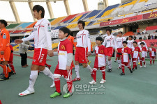 부산축구교실 어린이 프로선수와 입장