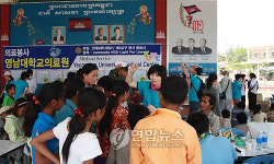 영남대 의료봉사단에 몰려든 캄보디아인들