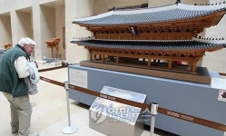 <사람들> 고건축 모형 선보인 신응수 대목장