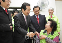 청주시니어클럽 방문한 정세균 대표