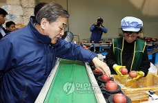 예산군 농산물유통센터 방문한 이재오