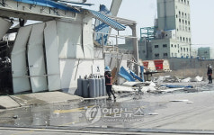 가스폭발로 크게 파손된 군산 화학공장