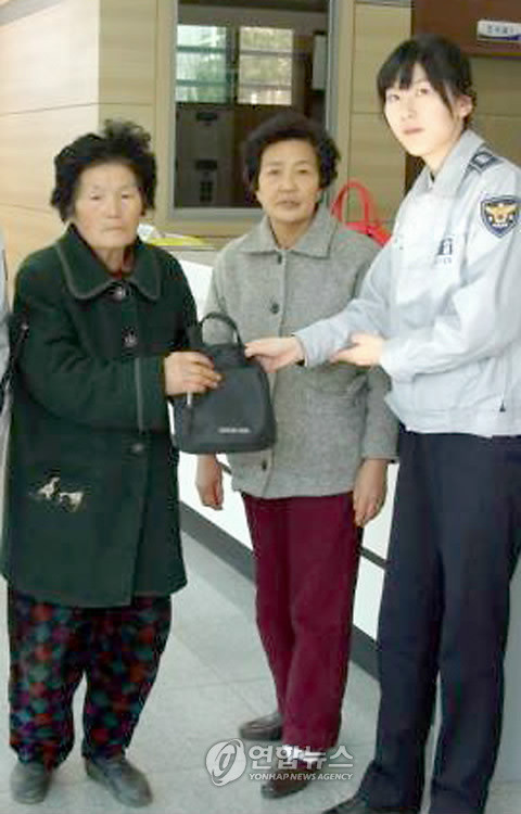 친절한 버스 기사, 일본 관광객의 800만원 현금 돈가방 구조하여 반환