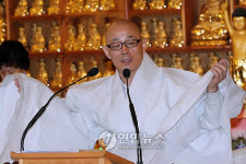 가사 들어보이는 명진 스님