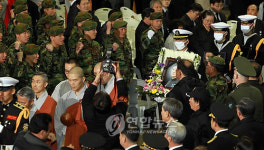 군가로 배웅하는 동료들