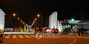 불 밝힌 해군2함대사령부 정문