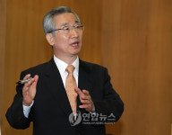헌재의 어제와 내일 주제 특강하는 이강국 헌재소장