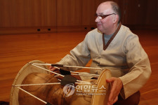 장구 반주 나선 벽안의 한국 음악 전도사
