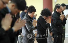 법회 참석한 서대호 하사 가족