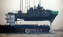 인양크레인, 천안함 함미 물위로 들어올려