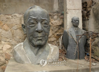 종로구 명륜동 주택 마당에 있는 `이승만 동상
