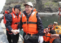 동도 선착장 도착한 김형오 국회의장