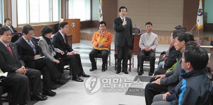 구제역 발생 주민에게 격려 전하는 정세균 대표