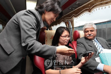 모바일 IPTV 체험하는 OANA 참가자들