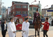 울산 도심서 말 타고 꽃가마 타고 전통혼례