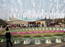 <카메라뉴스> 여주도자축제장에 천안함 추모 깃발