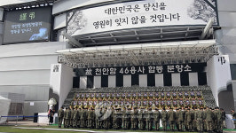 천안함 희생 장병 추모하는 장병들