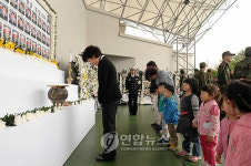 동해 합동 분향소에 추모 인파 몰려