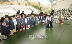 동해 합동 분향소 찾은 유치원생들