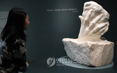 로댕의 신의 손이 서울시립미술관에