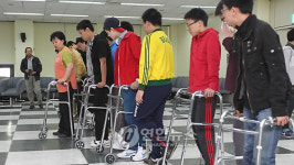 어르신 부축은 이렇게