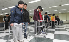 어르신 부축은 이렇게