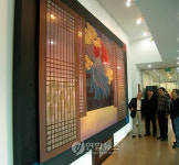 통영 옻칠미술관에 대형 조형물 `칠예의 문 설치