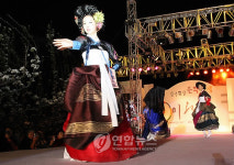 양주 연화사서 전통 한복 패션쇼 열려