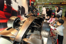 F1 자동차 구경하세요