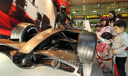 F1 자동차 구경하세요