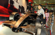 F1 자동차 구경하세요