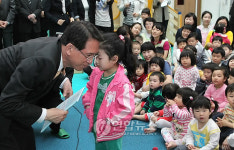어린이집 방문한 김형오 국회의장