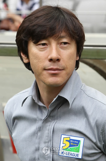 선수들 바라보는 신태용 감독